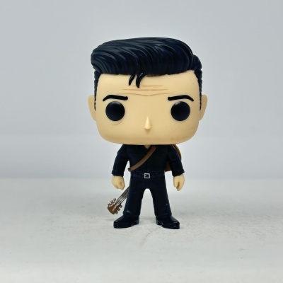 Figura Funko Pop com cabelo preto e roupa preta segurando guitarra