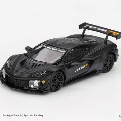 Miniatura de carro desportivo preto Corvette GT3.R com detalhes brancos e amarelos