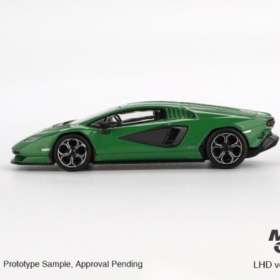 Miniatura de carro desportivo verde com detalhes pretos em fundo branco