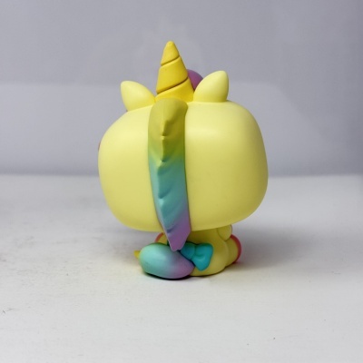 Figura de vinil de unicórnio colorido vista de costas