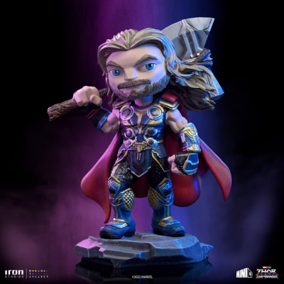 Figura colecionável Mini Co estática de Thor com martelo e armadura azul e dourada.