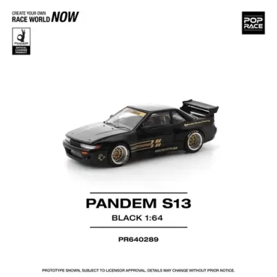 Miniatura de carro de corrida preta escala 1:64 com detalhes dourados e spoiler