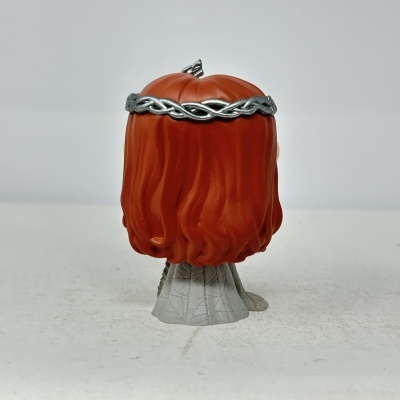 Figura de brinquedo vista de costas com cabelo castanho, coroa prateada e vestido cinzento