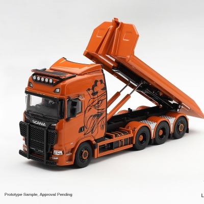 Miniatura de camião de caçamba basculante laranja com detalhes pretos e desenho de águia na lateral
