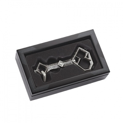 Chave decorativa metálica prateada em caixa preta com espuma moldada