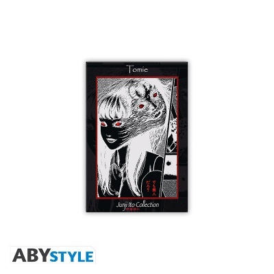 Caderno preto com ilustração preta, branca e vermelha e textos Tomie e Junji Ito Collection