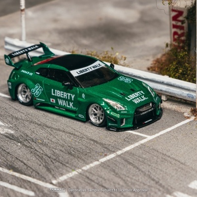Carro desportivo verde com texto LIBERTY WALK em estrada urbana