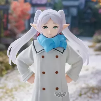 Figura colecionável anime com casaco branco, lenço azul e cabelo branco rabo de cavalo duplo.