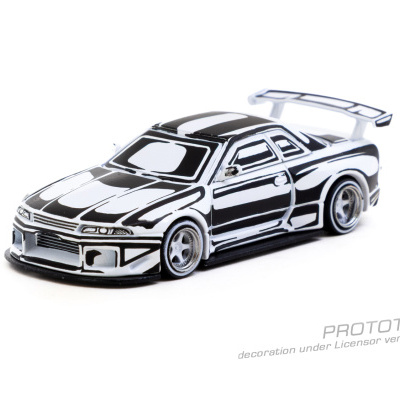 Carro de brinquedo desportivo preto e branco com asa traseira sobre fundo branco