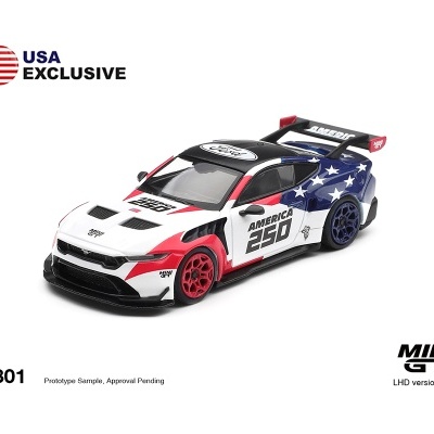 Miniatura de carro de corrida branco, vermelho e azul com estrelas e texto AMERICA 250.