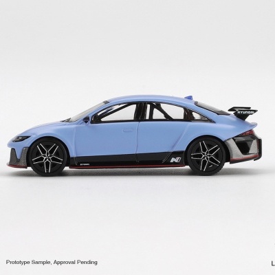 Miniatura de carro desportivo Hyundai azul sobre fundo branco