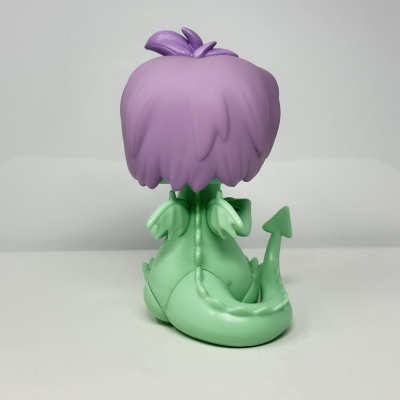 Figura colecionável verde com cabelo roxo vista de costas