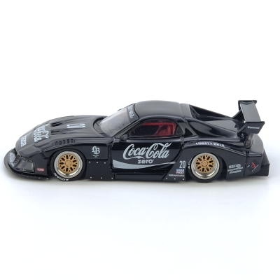 Miniatura de carro de corrida preto com logótipos Coca-Cola zero e Liberty Walk.