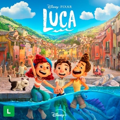 Cartaz da animação Disney Pixar Luca com três personagens e vila costeira