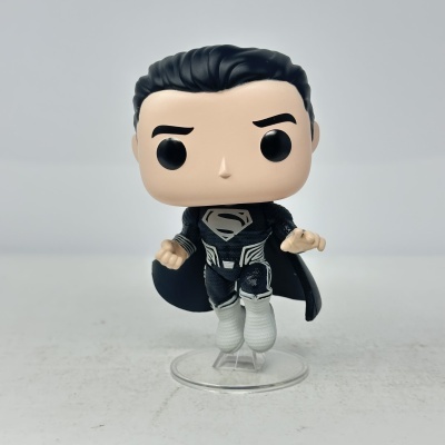 Figura Funko Pop do Superman em fato preto e branco com capa preta numa base transparente