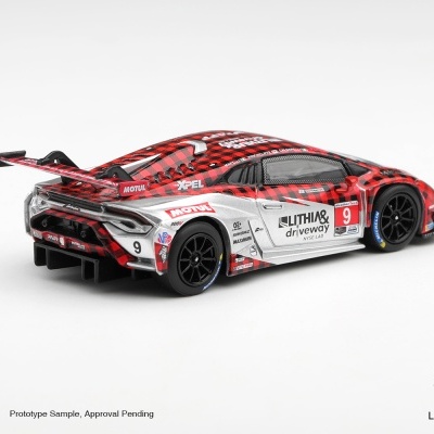 Carro de miniatura de corrida vermelho e preto com padrão xadrez e número 9