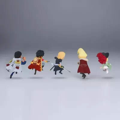 Cinco figuras de ação anime coloridas em pose de corrida com capas e acessórios.