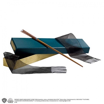 Conjunto de varinha mágica junto com fita preta em caixa retangular azul