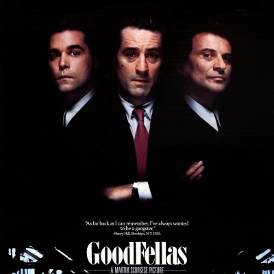 Poster do filme GoodFellas com três homens de fato preto e texto branco
