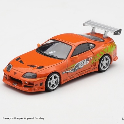 Miniatura de carro desportivo laranja com spoiler prateado e detalhes verdes