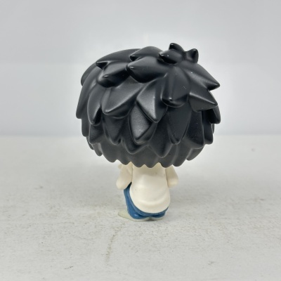 Figura Funko Pop vista de costas com cabelo preto e roupa branca e azul