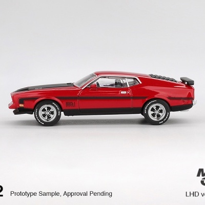Miniatura de carro desportivo vermelho com detalhes em preto e rodas cromadas