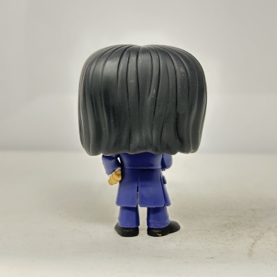 Boneco Funko Pop com cabelo preto, roupa azul e sapatos pretos visto de costas