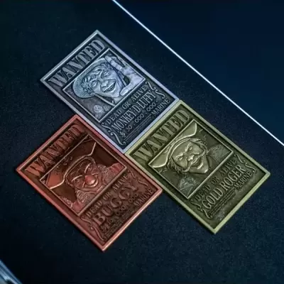 Placas metálicas retangulares com efeito envelhecido, em prateado, cobre e dourado, com texto e imagens gravadas