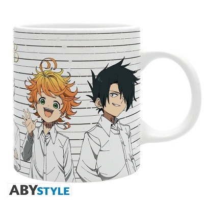 Caneca branca com personagens de anime em uniforme e fundo listrado