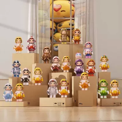 Bonecos de astronauta coloridos empilhados em caixas de cartão com emojis amarelos ao fundo