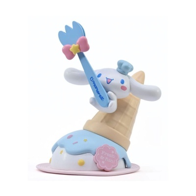 Figura de brinquedo personagem branco e azul com garfo azul em casquinha de gelado invertida