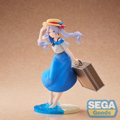 Figura personagem feminina com chapéu, vestido azul e mala na base de água e areia