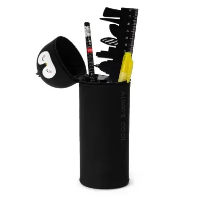 Estojo preto cilíndrico com rosto de pinguim e material escolar dentro