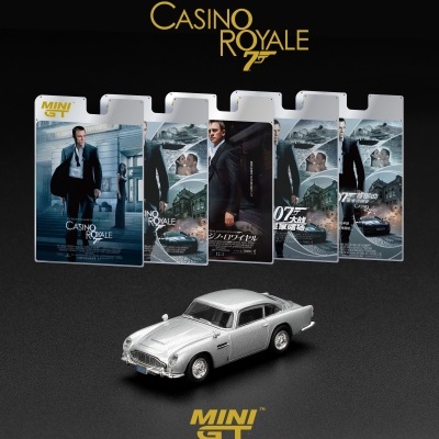 Miniatura de carro clássico prateado com cartazes do filme Casino Royale da coleção 007