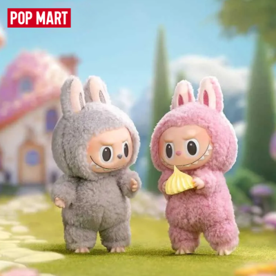 Figuras colecionáveis POP MART em fatos de coelho cinzento e rosa em cenário de jardim