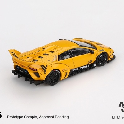 Miniatura de carro desportivo amarelo com detalhes a preto e asa traseira elevada