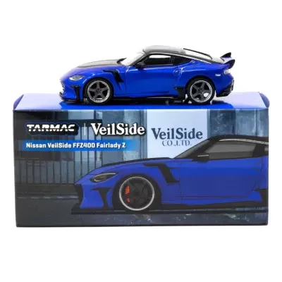 Miniatura de carro desportivo azul e preto sobre caixa azul com texto