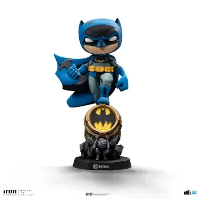 Figura estilizada do Batman azul e preto sobre base com símbolo amarelo