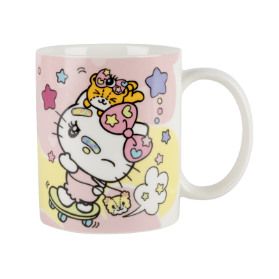 Caneca branca em cerâmica com estampa da Hello Kitty e pequenos animais em fundo rosa e amarelo