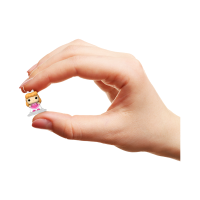 Mão a segurar pequena figura de personagem em vestido rosa e coroa amarela