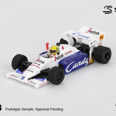 Miniatura de carro de corrida branco e azul com piloto e marcas visíveis