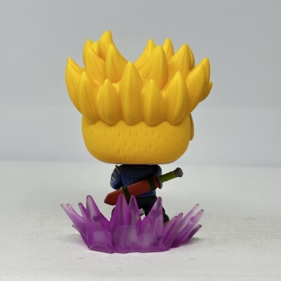 Figura de vinil com cabelo amarelo em forma de pontas estilizadas numa base roxa