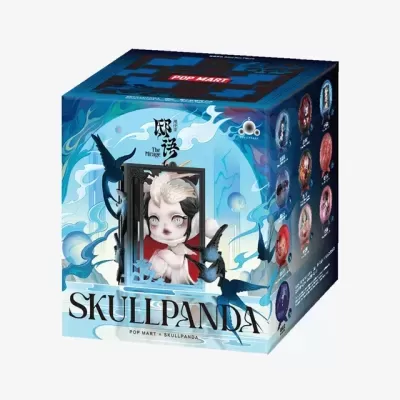 Caixa azul do produto Skullpanda da Pop Mart com figura estilizada e pássaros pretos