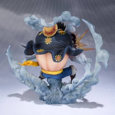Figura de personagem com casaco azul com padrões de abacaxi e efeitos de fumaça azul claro