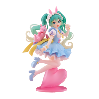 Figura decorativa de personagem feminina com cabelo verde, vestido azul e base em forma de coração cor-de-rosa.