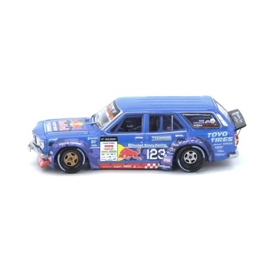 Miniatura de carrinha de corrida azul com logótipo da Red Bull e inscrições de Toyo Tires e Rocket Bunny Racing