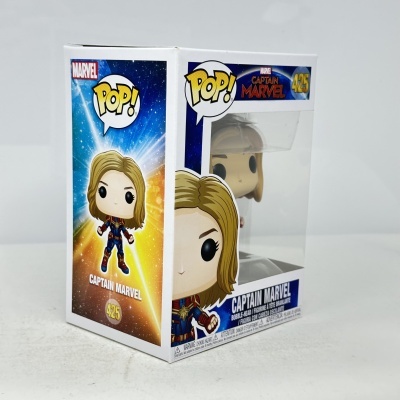 Embalagem de figura Funko Pop Captain Marvel 425 com design espacial e personagem visível pela janela.