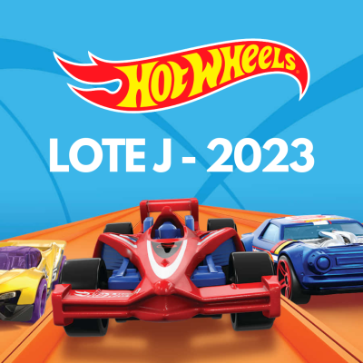 Carrinhos Hot Wheels vermelho, azul e amarelo na pista laranja com texto LOTE J - 2023