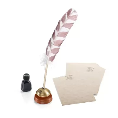 Conjunto de escrita com pena cor-de-rosa, tinteiro preto e papel creme com selo