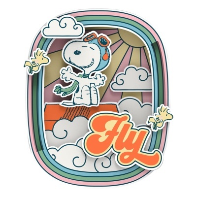 Imagem gráfica colorida com Snoopy aviador e texto Fly em nuvens